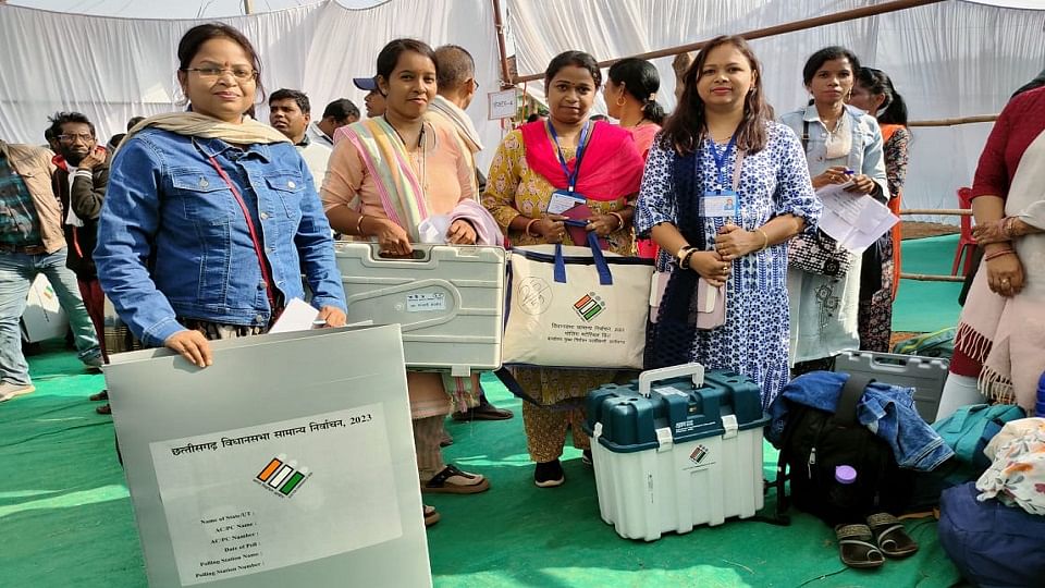 Polling Parties Headed Towards Booth For Second Phase Of Voting In Cg  Election 2023 - Amar Ujala Hindi News Live - Cg Election 2023:कल होगी 70  सीटों पर वोटिंग, दूसरे चरण के