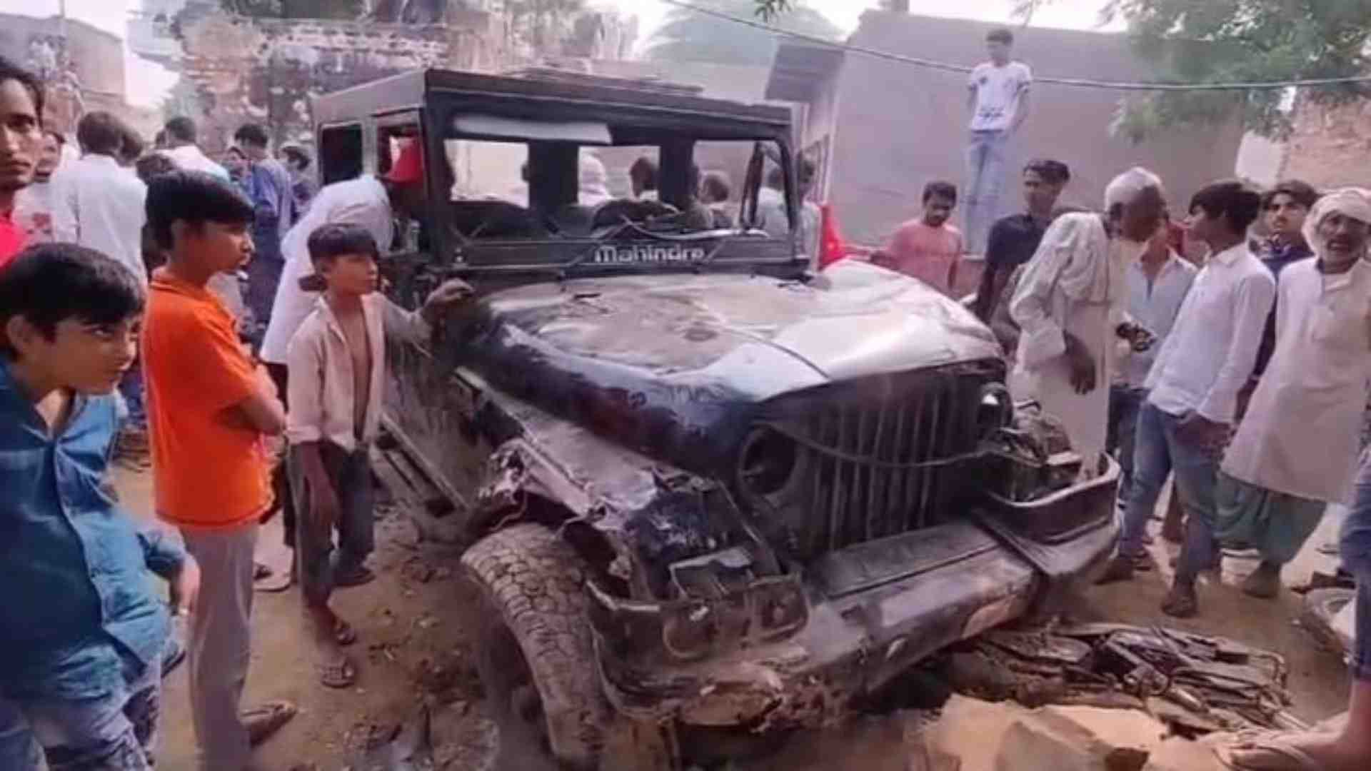 बदमाशों की गाड़ी का ग्रामीणों ने किया बुरा हाल।