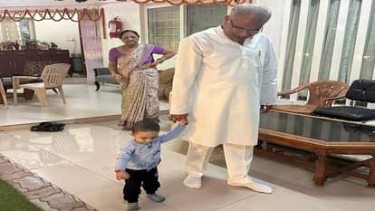 पोते के साथ चहलकदमी करते हुए सीएम भूपेश बघेल
