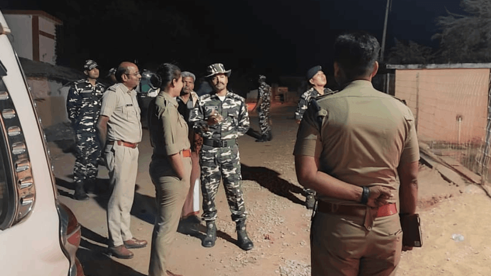 एसपी ने गांव का निरीक्षण किया।