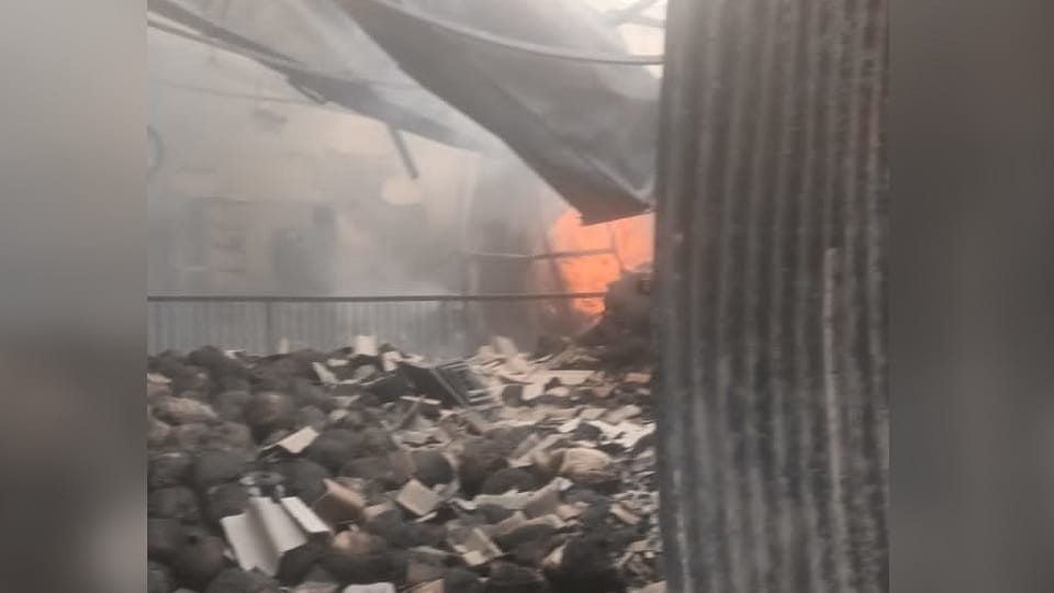 Ghaziabad Fire News hindi fire in textile factory