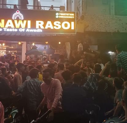 यूपी: विराट कोहली के शतक पर फ्री में बांटी बिरयानी, सड़क पर लगा जाम, भीड़ इतनी कि बुलानी पड़ी पुलिस UP: Free biryani distributed on Virat Kohli's century, jam on the road