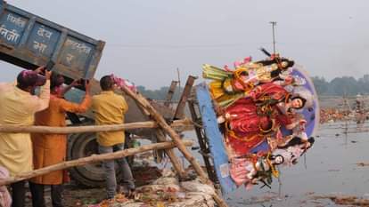 गोरखपुर में विसर्जन।