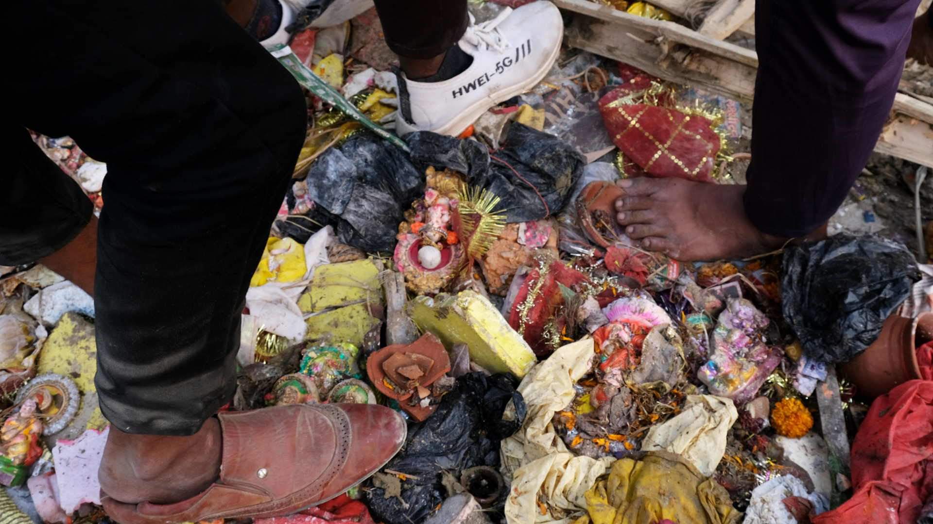 People forgot rules of immersion, kept busy in removing things fromstatues.