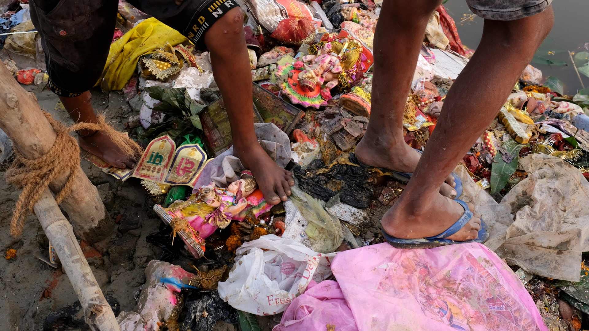 People forgot rules of immersion, kept busy in removing things fromstatues.