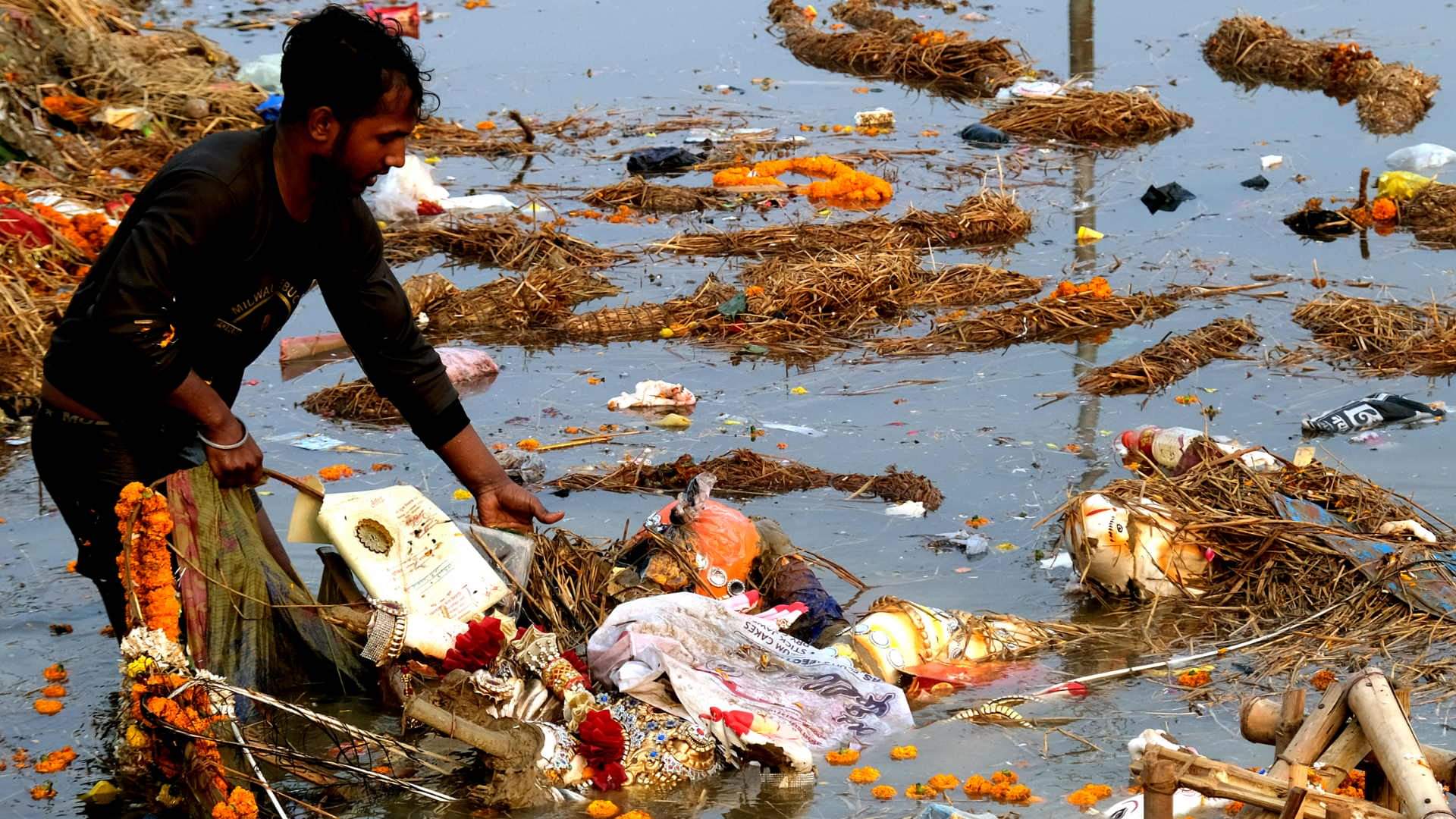 People forgot rules of immersion, kept busy in removing things fromstatues.