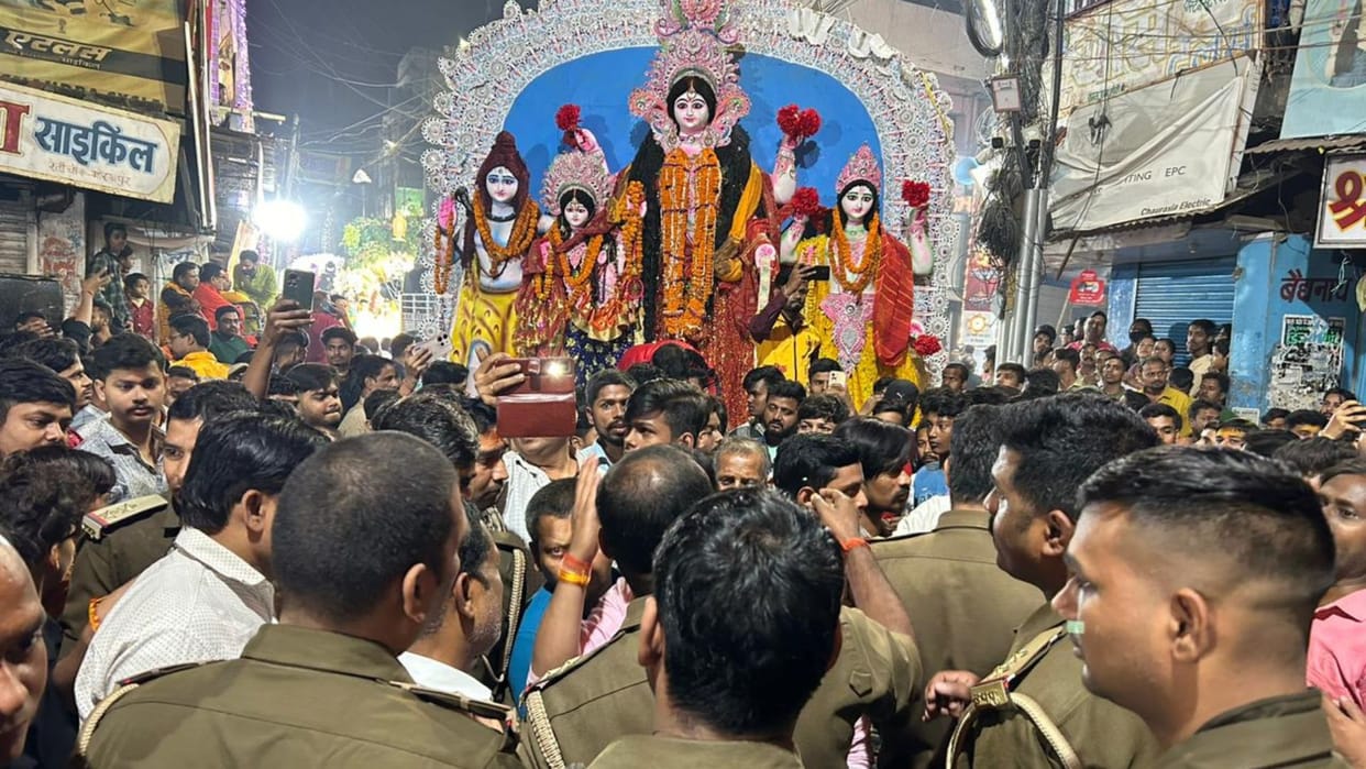 Controversy during idol immersion, police lathicharged