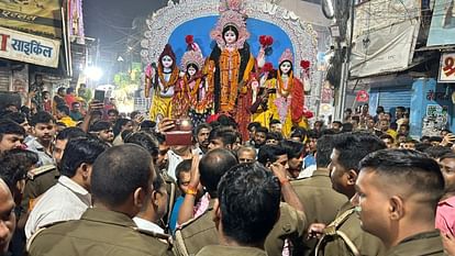 Gorakhpur News: गोरखपुर में प्रतिमा विसर्जन के दौरान विवाद, पुलिस ने भांजी लाठियां Controversy during idol immersion, police lathicharged