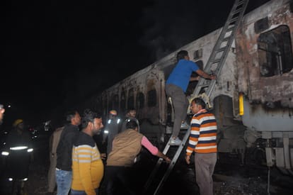 Etawah Burning Train: यात्रियों ने बताई आपबीती, चारों तरफ आग और धुआं था; बस समझ लीजिए मौत से बचे New Delhi Darbhanga Clone Express caught fire in Etawah on Wednesday