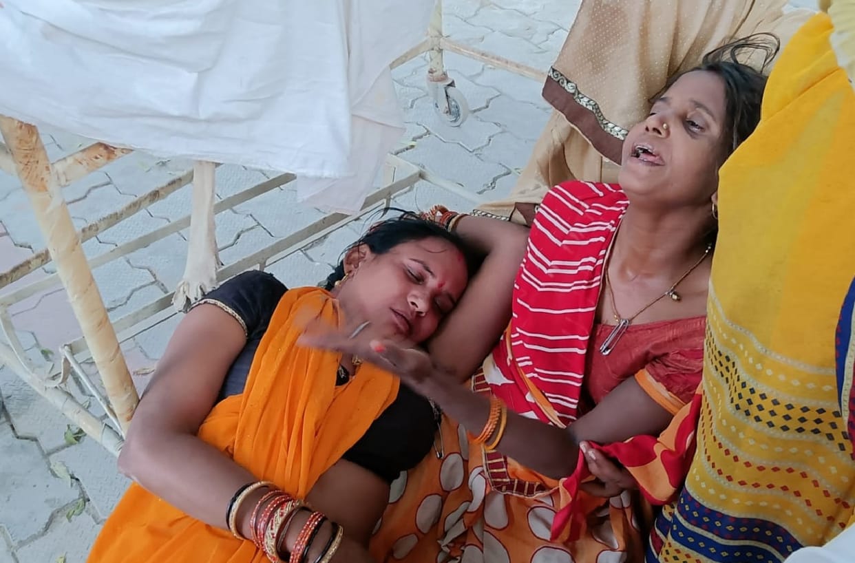Jalaun Accident, Mother in law and son in law died, two injured, Khushboo lost her husband and mother