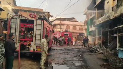 Guna News: Arson in a clothing warehouse, firefighters were seen trying to extinguish the fire till morning.