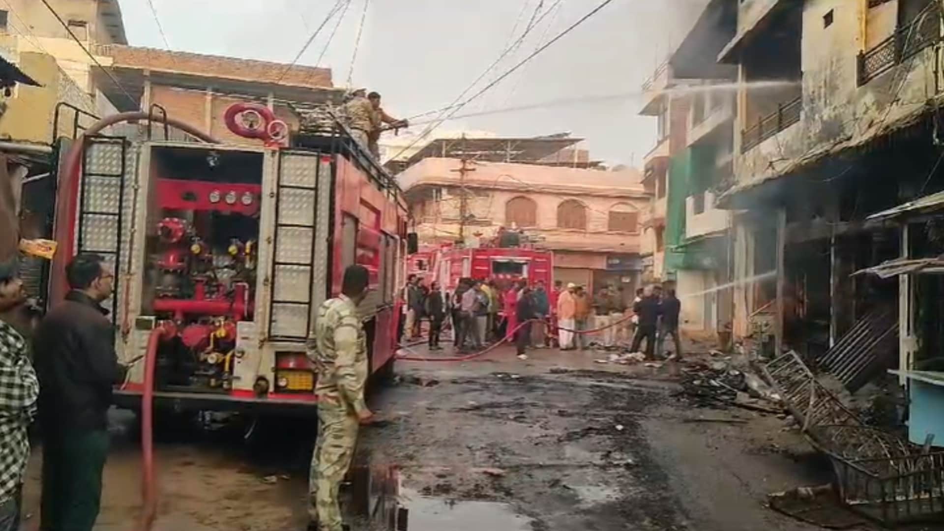 कपड़ा गोदाम में आग बुझाते दमकलकर्मी