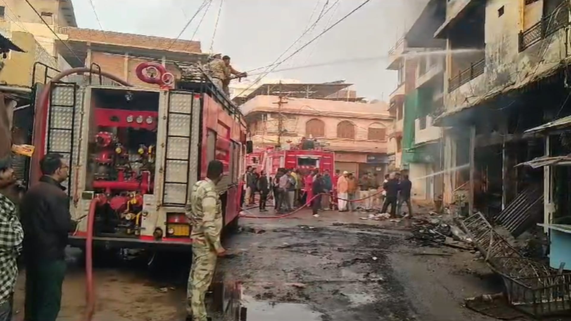 कपड़ा गोदाम में आग बुझाते दमकलकर्मी