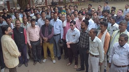 UP PWD's account attached workers protest and demand salary announced work boycott