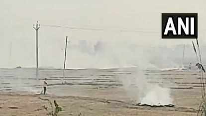 Cases of stubble burning increasing in Punjab, Farmers burn stubble near NH 95 in village Firozshah