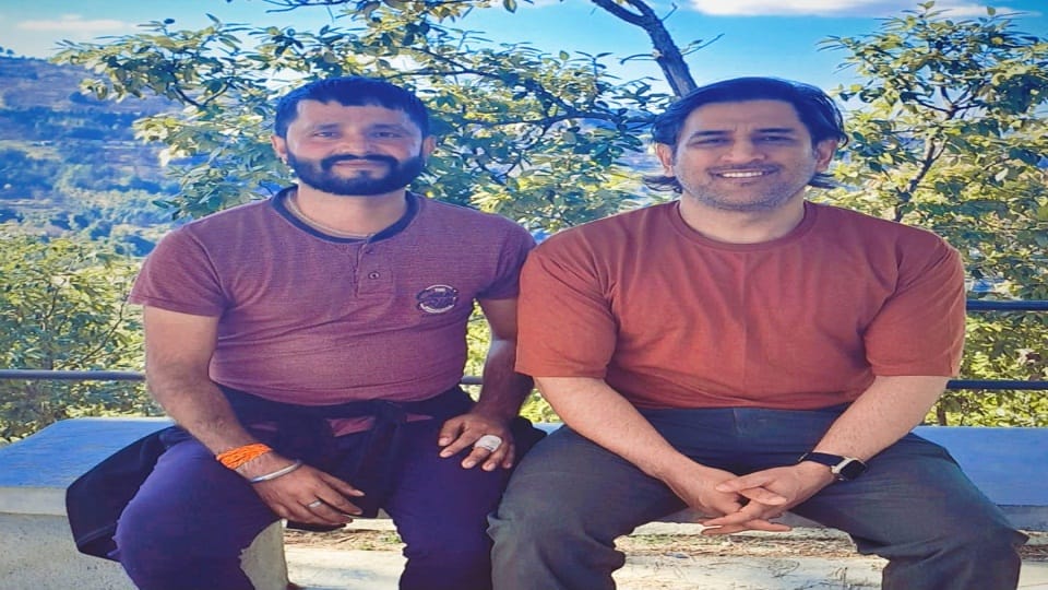 Dhoni went out on foot with the villagers in almora