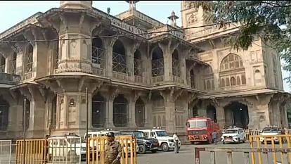 MP Election: चुनावी शोर थमा, आज स्ट्रांग रूम से ईवीएम का होगा वितरण, पोलिंग बूथों पर चुनावी दल होंगे रवाना MP Election: Election noise stopped, EVMs will be distributed from strong room today