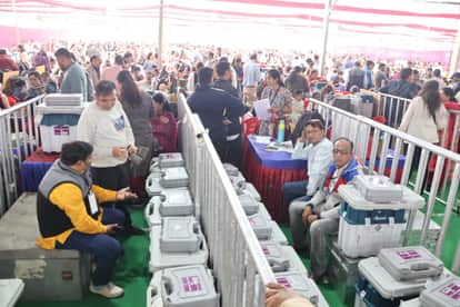 मतदान सामग्री का वितरण करते कर्मचारी।