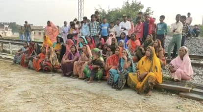 Mau News: मऊ में स्थानीय लोगों ने रेलवे ट्रैक को किया जाम, गोदान एक्सप्रेस ट्रेन रोकी; दो हिरासत में लिए गए Mau News: Local people blocked the railway track in Mau, stopped the Godan Express train; two detained