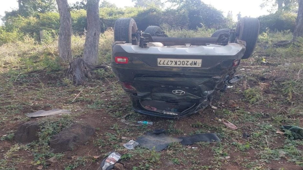 Shahdol Family returning after picnic becomes victim of accident car falls from Tummi Ghat six injured