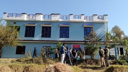 पुंछ: मेंढर में नशा तस्कर तीन भाइयों की दो मंजिला मकान समेत लाखों की संपत्ति कुर्क Poonch: Property worth lakhs including two-storey house of three drug smuggler brothers seized in Mendhar