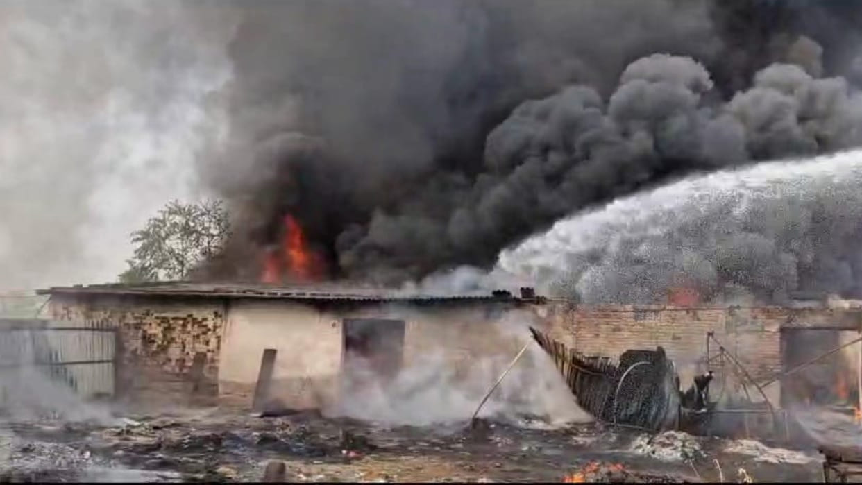 Damoh News: Loss worth lakhs due to fire in rope factory fire brigade personnel brought it under control