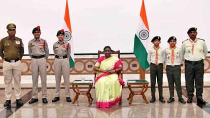 राष्ट्रपति से मिलने पहुंचे कैडेट्स।