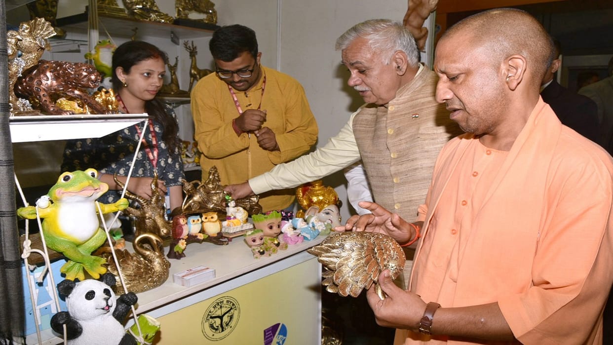 CM Yogi arrived at trade fair inspected stalls of Greno and Yamuna Authority
