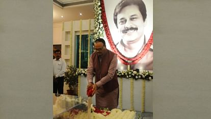 People pays tribute to late industrialist Subrata Rai.