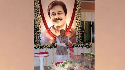 People pays tribute to late industrialist Subrata Rai.