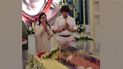People pays tribute to late industrialist Subrata Rai.