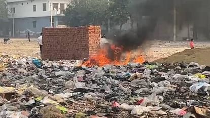 cleanliness system broke down After festival in Agra, garbage is being disposed of by burning in TTZ