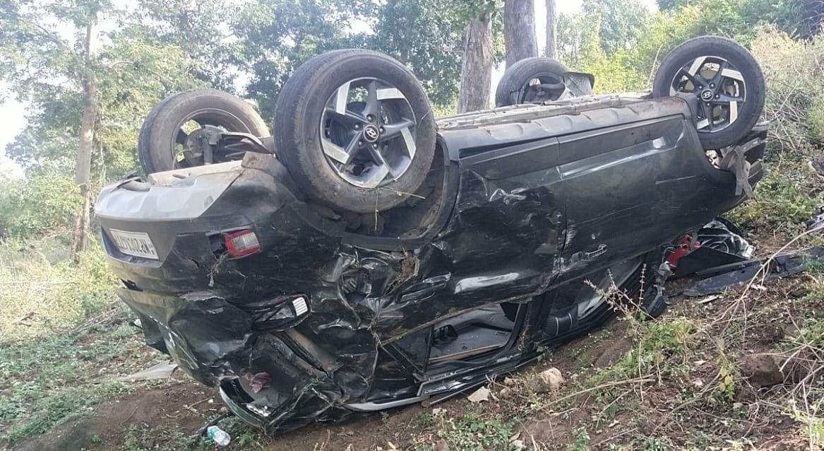 MP News: Car fell 200 feet from Badi Tummi mountain, seven people of a family injured