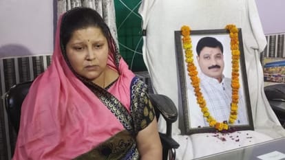 उमेश पाल के चित्र के साथ पत्नी जया पाल।