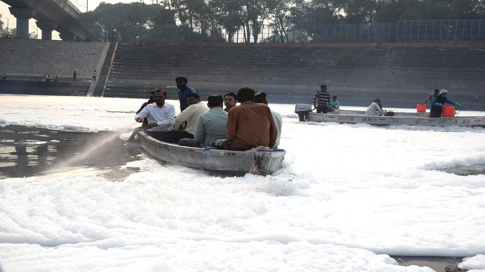 Before Chhath white foam started rising in Yamuna expert told why such a sight occurs in every year