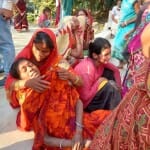 घटना के बाद रोते-बिलखते परिजन।