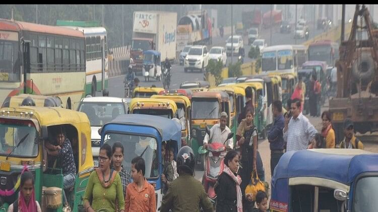 traffic month Illegal parking not stopped in Agra police insists on challan