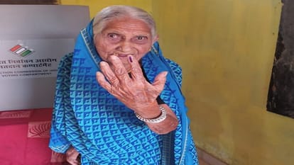 Chhattisgarh Election 2023 Honor to first time voters long queues at booths since morning