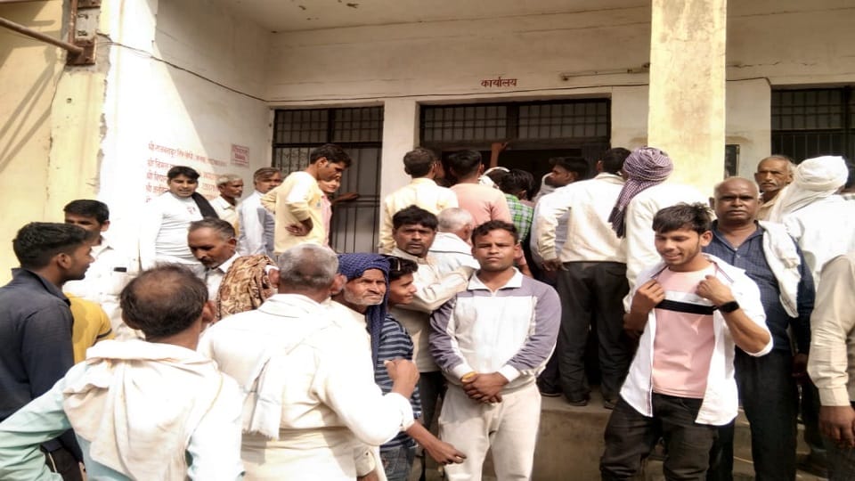 firozabad farmers long lines for dap and fertilizers crisis in up