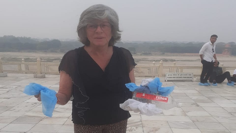 Embarrassing picture at Taj Mahal foreign tourists cleaning after seeing dirt Video goes viral