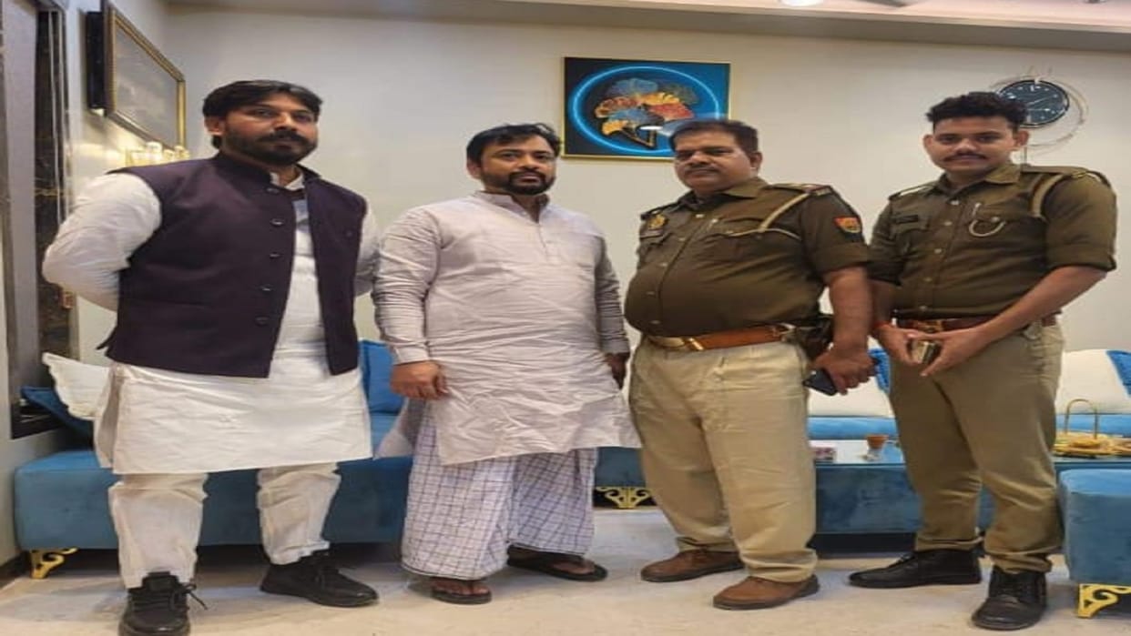 Azamgarh: SI and constable suspended for taking photo with criminal, photo goes viral on social media