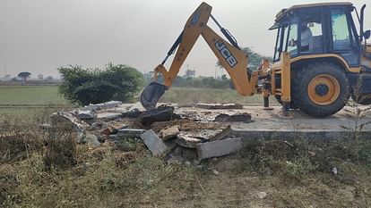 Aligarh News: बिना नक्शा बन रहीं तीन कॉलोनियों पर चला बुलडोजर, अवैध निर्माण के खिलाफ जारी रहेगी कार्रवाई Bulldozers run on three colonies being built without maps