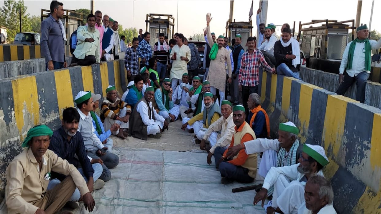BKU workers freed toll plaza and made employees sit on strike in Bijnor