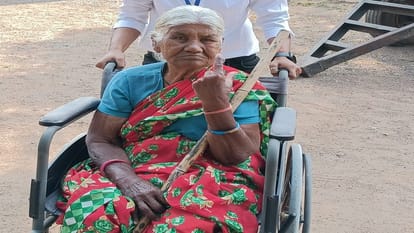 Chhattisgarh Election 2023 Honor to first time voters long queues at booths since morning