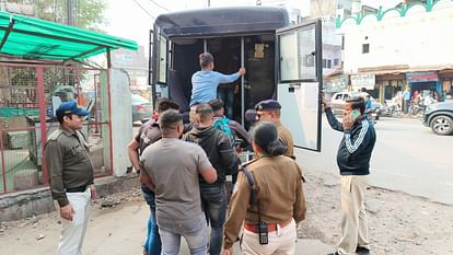 MP Election: बूथ कैप्चरिंग की आशंका, मतदान से पहले 19 को बाउंसरों पुलिस ने दबोचा, दिल्ली-हरियाणा के हैं पहलवान MP Election: Fear of booth capturing, police caught 19 bouncers before voting wrestlers from Delhi-Haryana