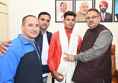 Cabinet Minister Ganesh Joshi honored athlete Ankit Kumar For Won Gold Medal In National Games