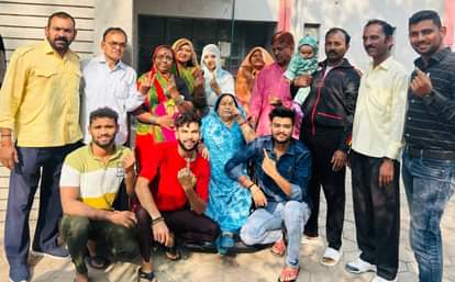 गौहर परिवार के सदस्य एक साथ वोट देने पहुंचे।