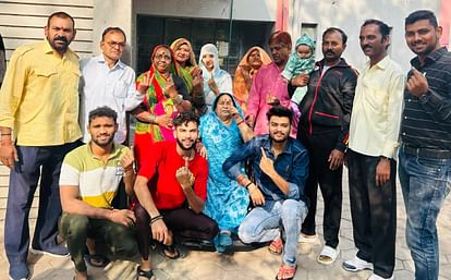 MP Election 2023: चार पीढि़यां गई एक साथ करने मतदान, दादी की अस्पताल से छुट्टी कराकर पहुंचे मतदान केंद्र MP Election 2023: Four generations went together to vote, grandmother was discharged from the hospital and rea