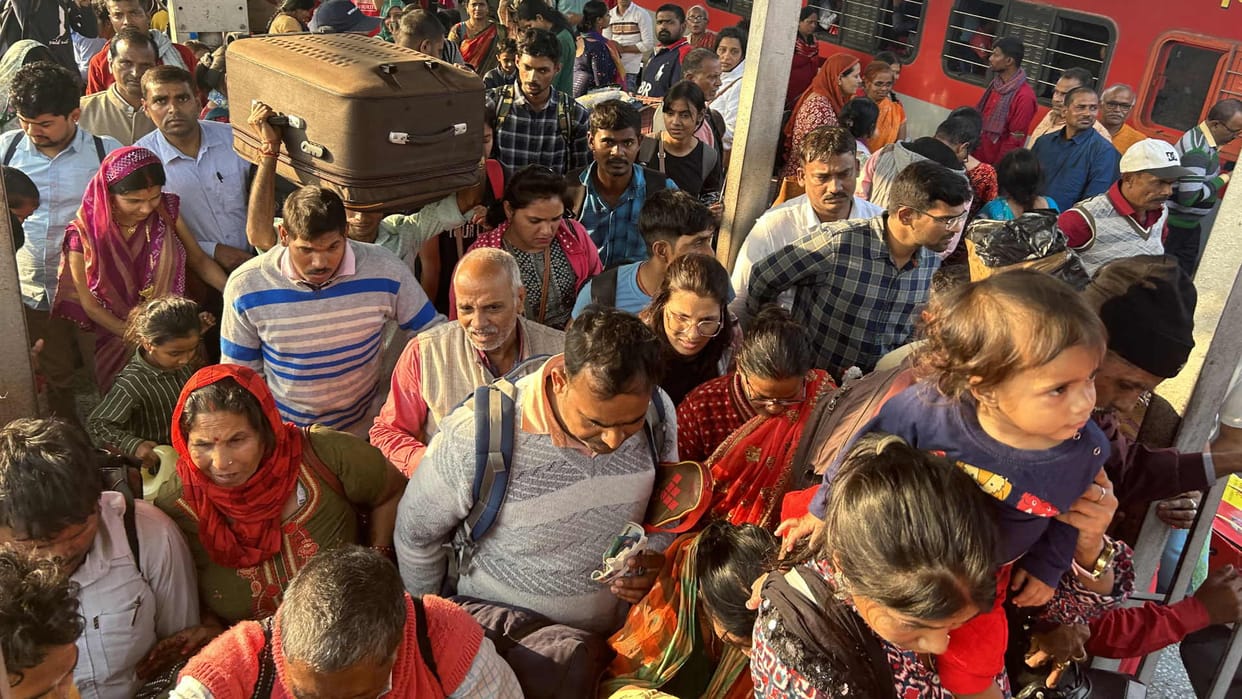 much crowd from Gorakhpur to Delhi as there is to go to Chhapra from Gorakhpur.