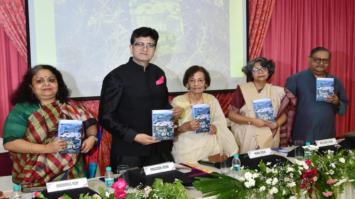 Prasoon Joshi: Chairman of Film Censor Board reached Prayagraj, released story collection,